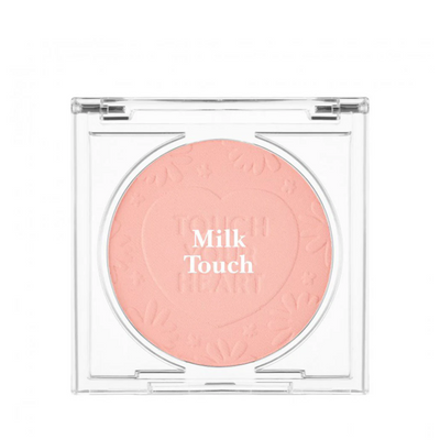 Blush i ferskenfarve med teksten "Milk Touch" præget på overfladen i et gennemsigtigt etui.