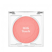 Blush i blød pink med hjerte og blomster præget. Tekst: "Milk Touch" i hvid skrift.