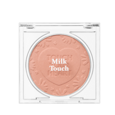 Kompakt blush i ferskenfarve med hjerteformet design og teksten "Milk Touch" præget i midten.