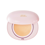 Lys pink kompakt med beige pudder, let åbnet. "Milk Touch" står med guldbogstaver på låget.