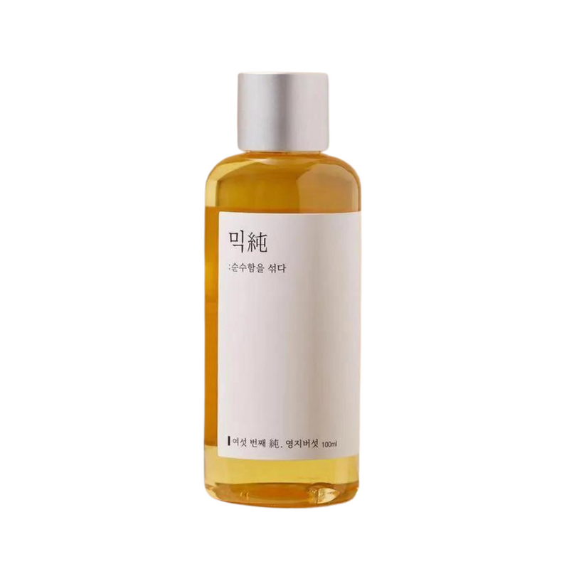 Klar flaske med lysebrun væske, sølvhætte, hvid etiket med koreansk tekst. 100 ml.