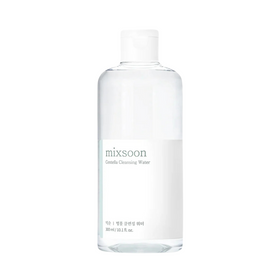 Klar flaske med hvid etiket, tekst "mixsoon Centella Cleansing Water 300 ml".