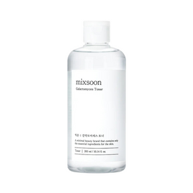 Klar plastflaske med hvid etiket, tekst "mixsoon Galactomyces Toner", 300 ml. Minimalistisk design.