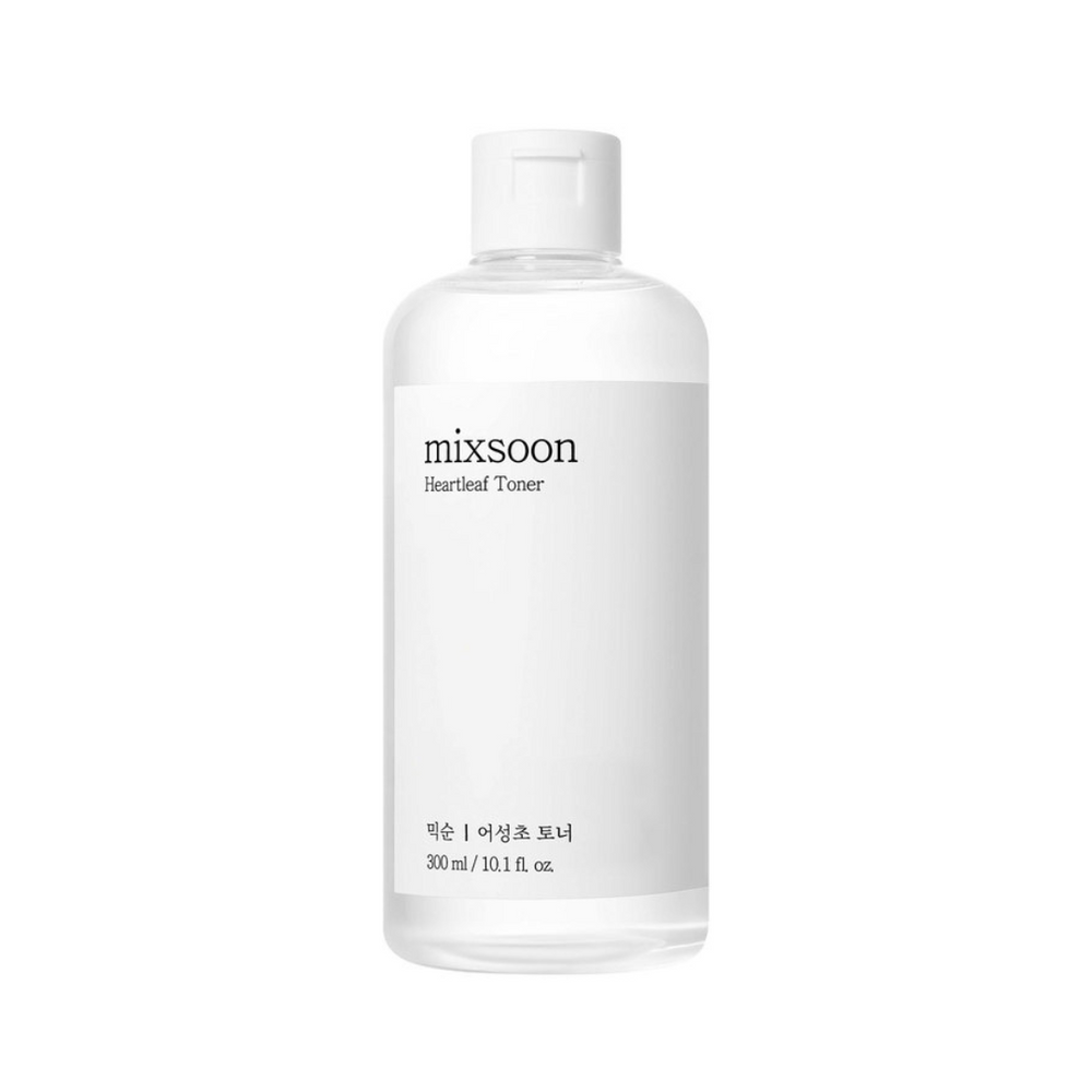 Klar plastflaske med hvid etiket, teksten "mixsoon Heartleaf Toner", 300 ml, hvid hætte.