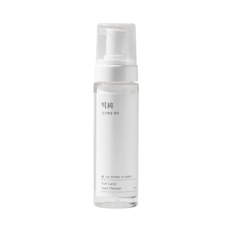 Hvid flaske med pumpe, mærket "Pure Lacto Inner Cleanser" med tekst på koreansk og engelsk.