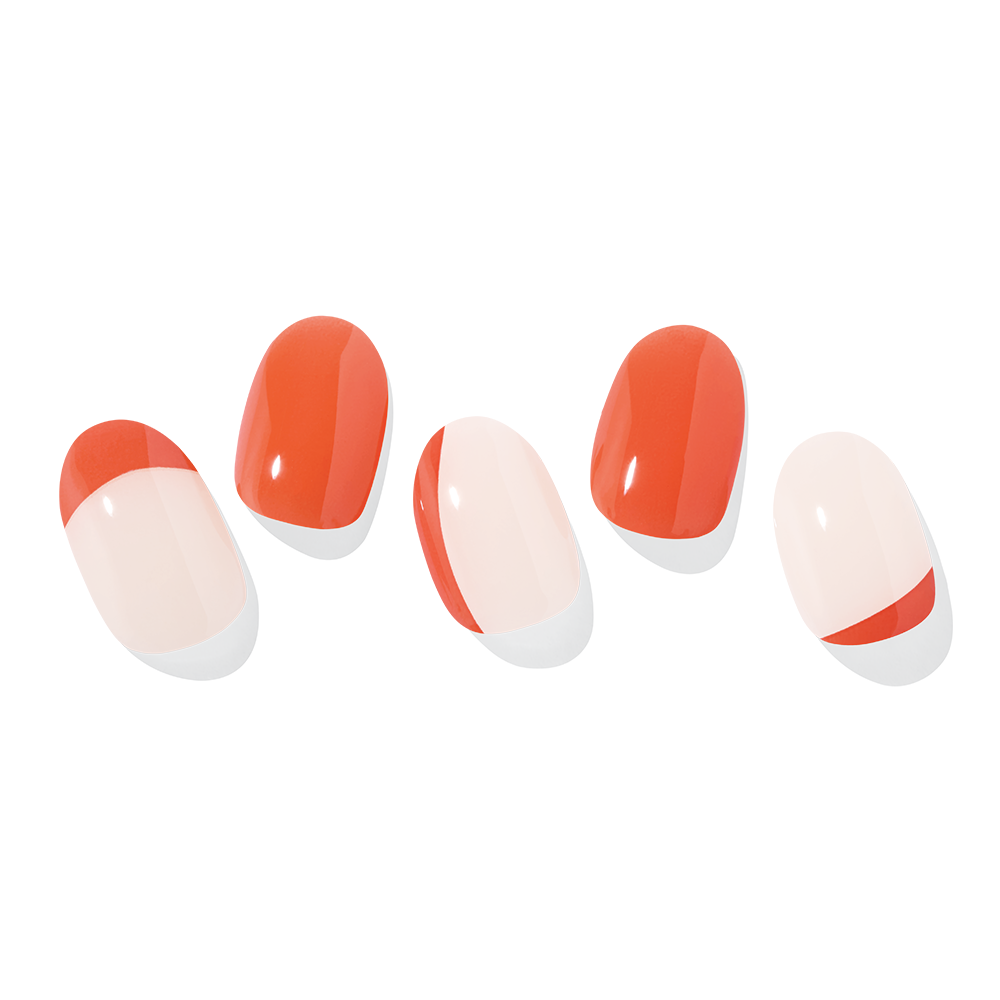 Fem kunstige negle i orange og nude toner, med glansfuld finish.