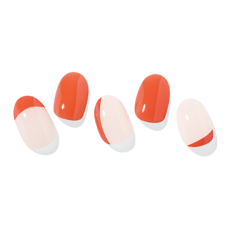 Fem kunstige negle i orange og nude toner, med glansfuld finish.