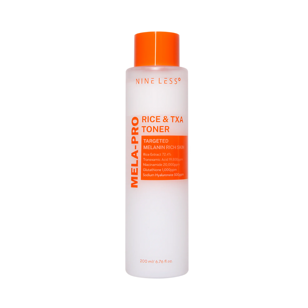 Hvid flaske med orange låg, tekst "MELA-PRO Rice & TXA Toner" for melaninrig hud, 200 ml.
