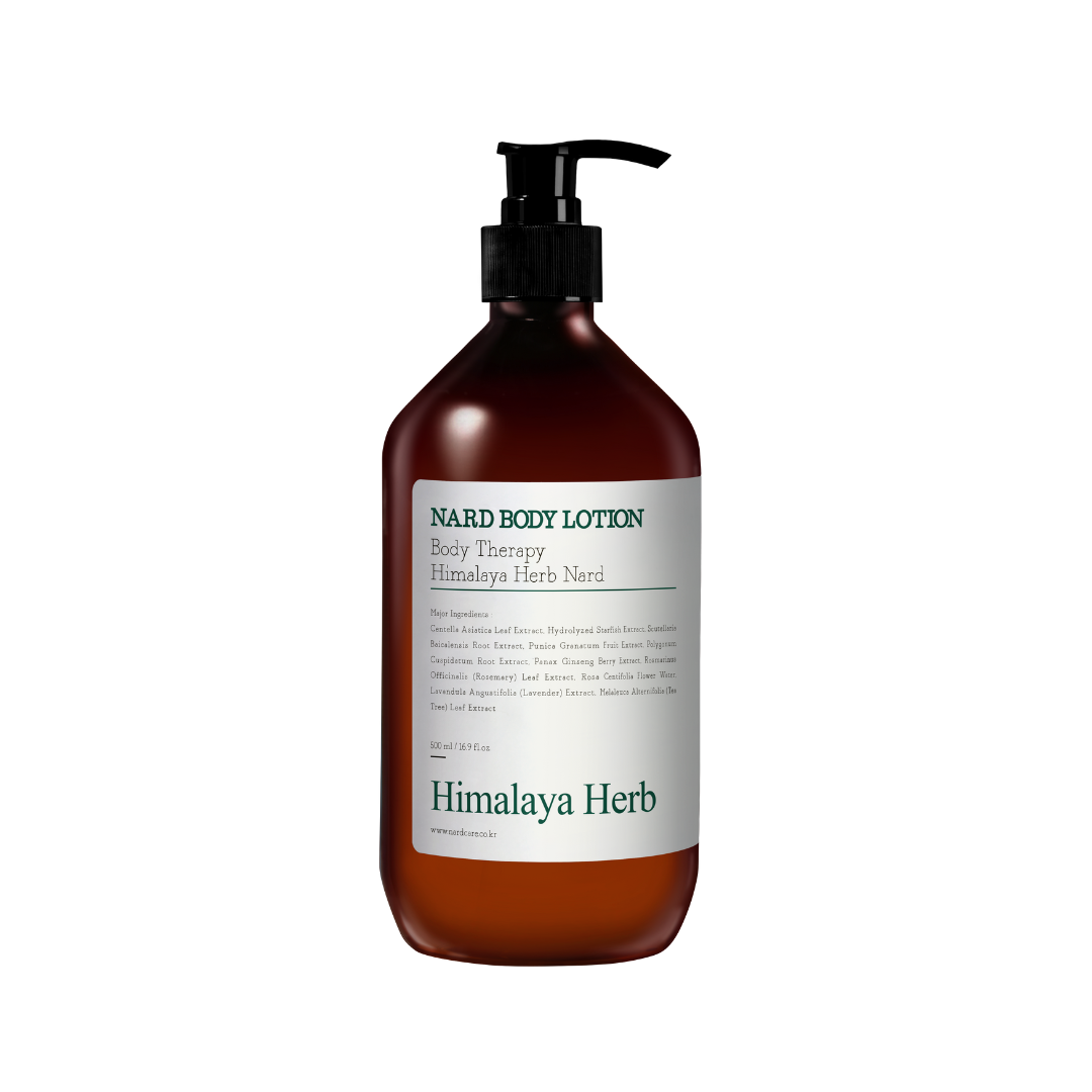 Brun flaske med sort pumpe og hvid etiket: "NARD BODY LOTION" og ingrediensliste, 500 ml.