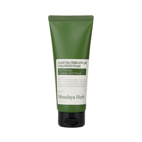 Grøn tube med "Nard Tea Tree Low pH Cleansing Foam" og hudplejeoplysninger.