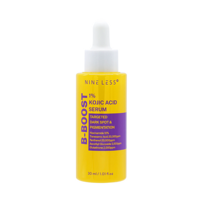 Gul flaske med hvid dråbeprop. Etiket: "B-Boost 1% Kojic Acid Serum" mod mørke pletter.