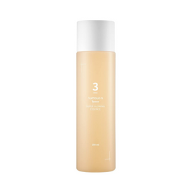 Beige flaske med hvidt låg. Tekst: "3 numbu:zin Toner SUPER GLOWING ESSENCE", 200 ml.