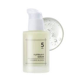 Flaske med Numbuzin No.5 Goodbye Blemish Serum, lys grøn farve, gennemsigtig pumpe.