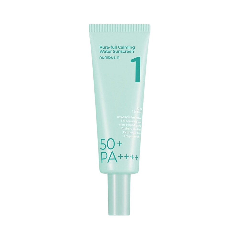 Lys turkis tube med teksten "Pure-full Calming Water Sunscreen," "50+ PA++++," og "numbuzin 1."