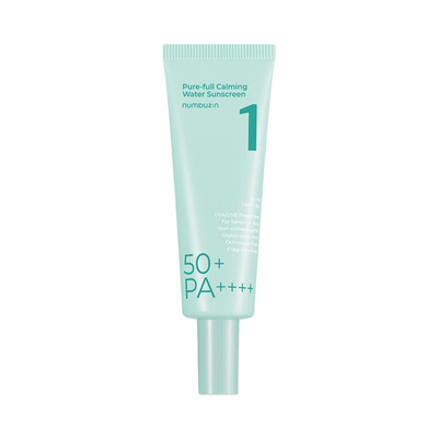 Lys turkis tube med teksten "Pure-full Calming Water Sunscreen," "50+ PA++++," og "numbuzin 1."