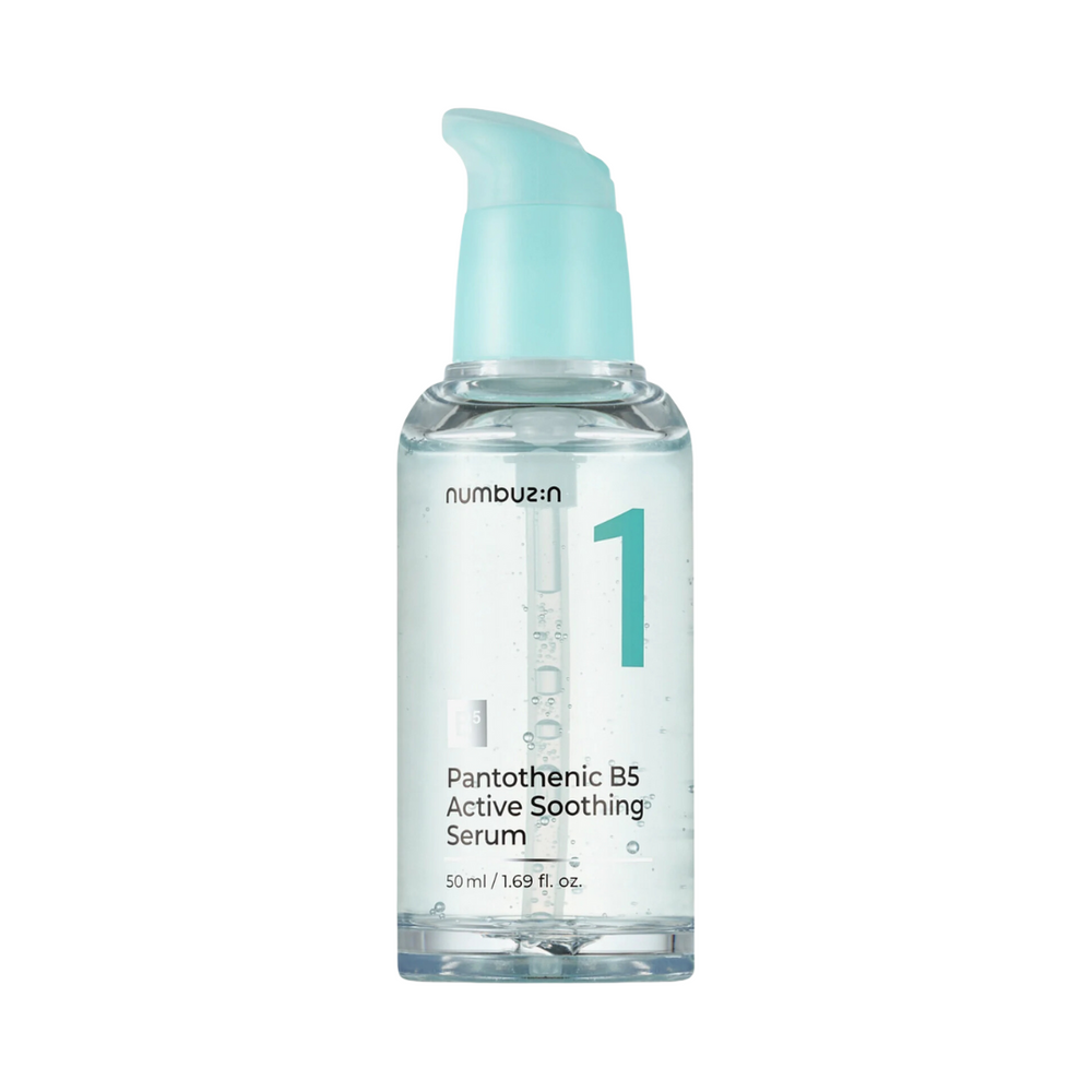 Klar flaske med lyseblå pumpe, etikette siger "Numbuzin No.1 Pantothenic B5 Active Soothing Serum".
