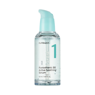Klar flaske med lyseblå pumpe, etikette siger "Numbuzin No.1 Pantothenic B5 Active Soothing Serum".
