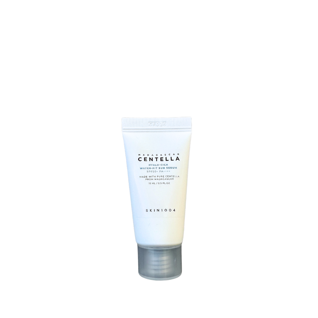 Hvid tube med tekst "Madagascar Centella Hyalu-Cica Sun Serum 15 ml" og SKIN1004 nederst.