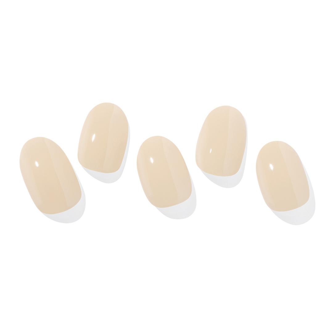 Fem cremefarvede, ovale neglestrips med glans, arrangeret diagonalt.