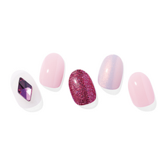 Fem negledesigns: lilla sten, to lyserøde, en glitrende pink, en skinnende lyserød.