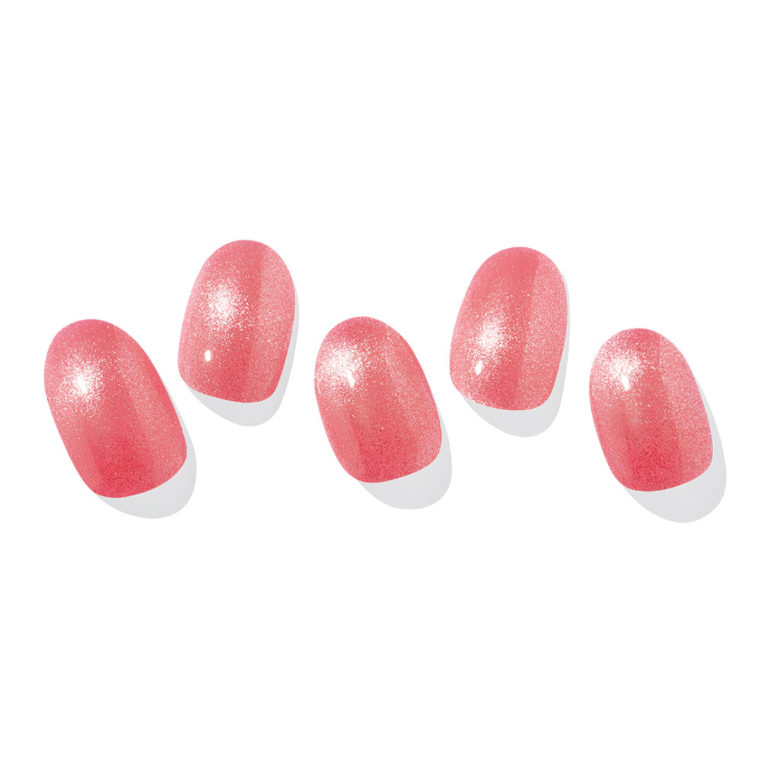 Fem kunstige negle i levende rosa med skinnende, glitrende overflade.
