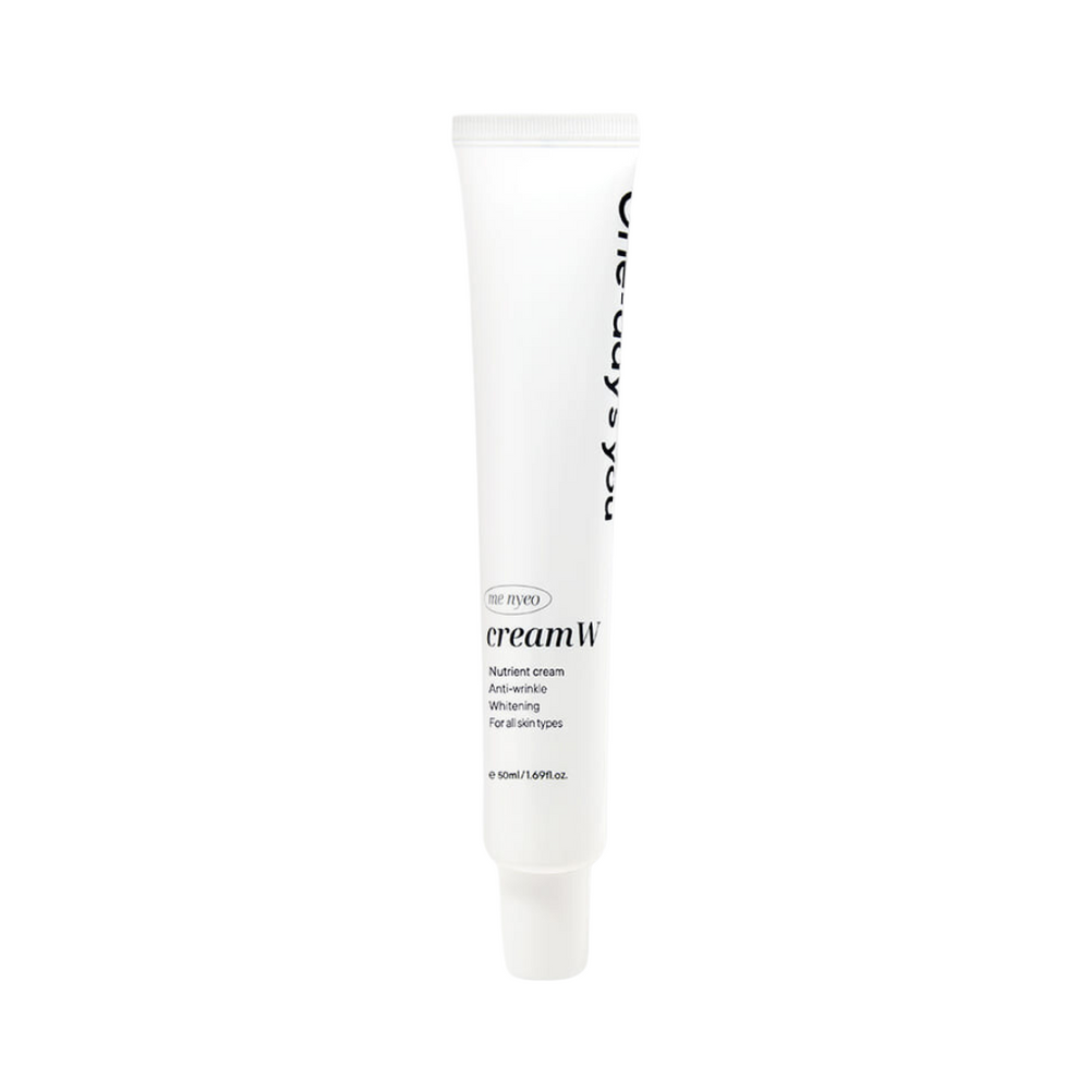Hvid tube med "Me Nyeo Cream W", nærende, anti-rynke, lysnende. 50ml, for alle hudtyper.