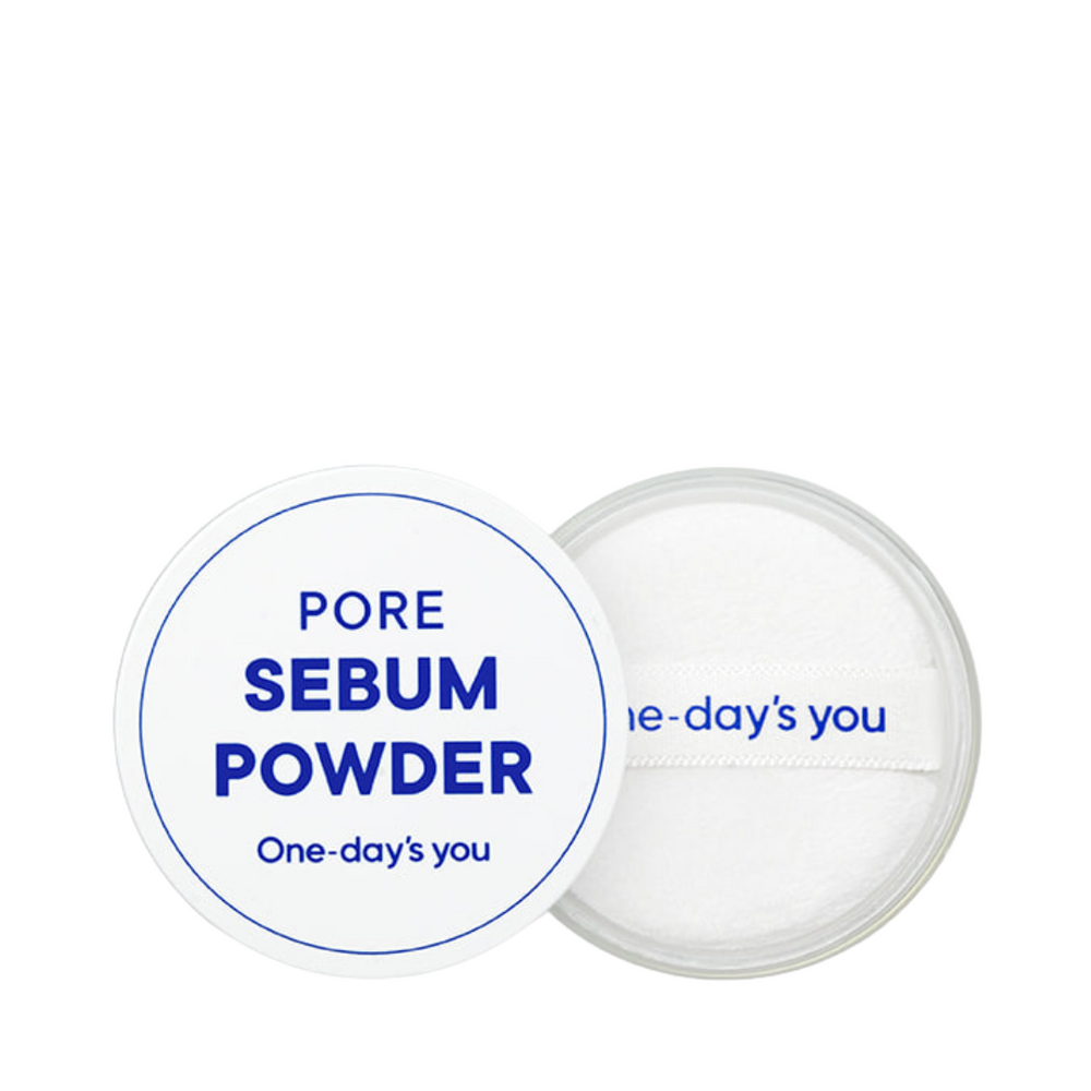 Rund beholder med "Pore Sebum Powder," åben med hvid pudderpuf og teksten "one-day's you."