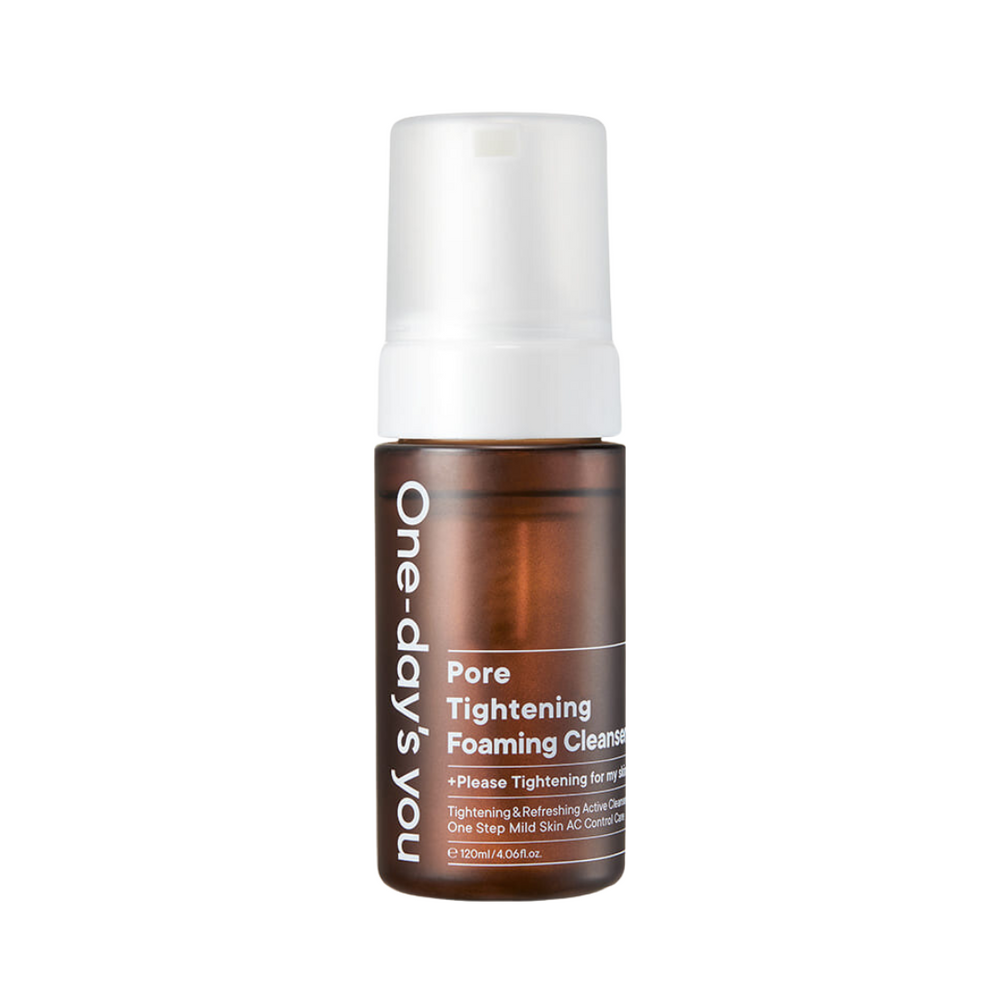 Brun flaske med hvid pumpe, "One-day's you Pore Tightening Foaming Cleanser" på etiketten.