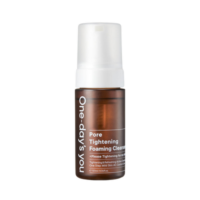 Brun flaske med hvid pumpe, "One-day's you Pore Tightening Foaming Cleanser" på etiketten.