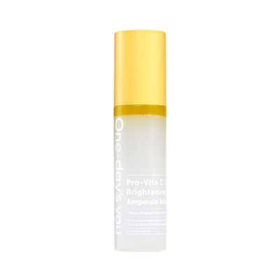 Klar flaske med gul hætte, mærket "Pro-Vita C Brightening Ampoule Mist" fra One-day's you.