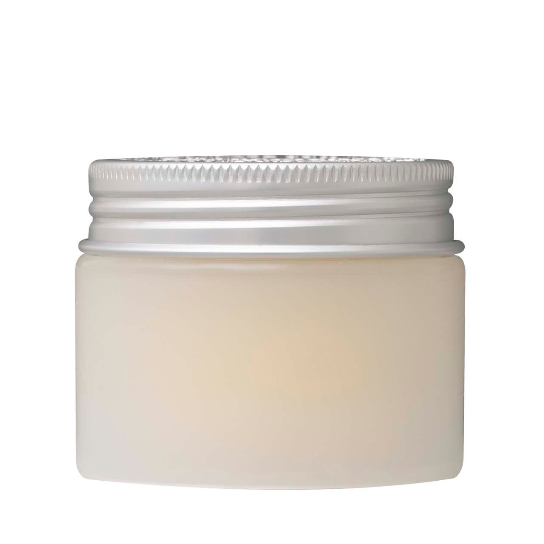 Cremeglas med frostet beige krop og skinnende sølvmetal låg, minimalistisk design.
