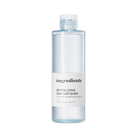 Klar plastflaske med etiket "Ongredients Revitalizing Skin Softener".