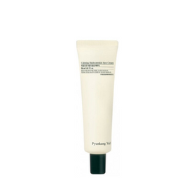 Tube af Pyunkang Yul Calming Madecassoside Spot Cream med mørk hætte og tekst på forsiden.