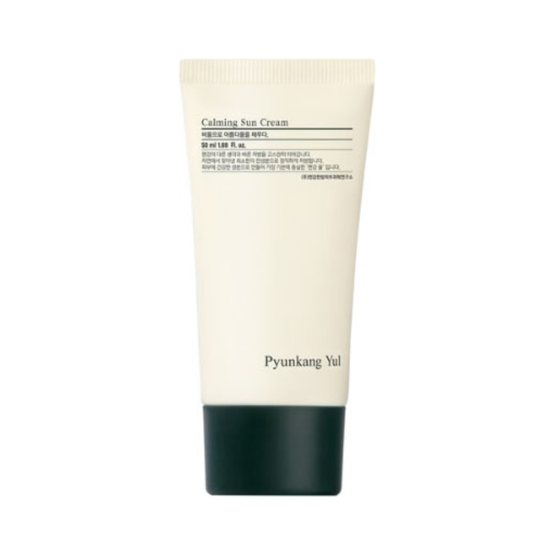 Hvid tube med sort tekst, mærket "Pyunkang Yul", mørk hætte. Solcreme SPF50+ PA++++.