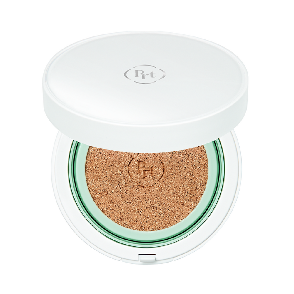 Åben kompakt cushion foundation med hvidt låg og beige svamp. Logo på låget.