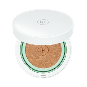 Åben kompakt cushion foundation med hvidt låg og beige svamp. Logo på låget.