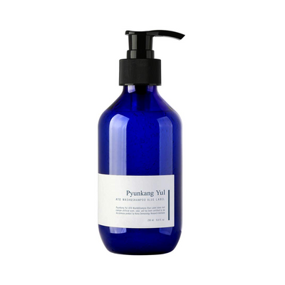 Blå flaske med pumpe, hvid etiket med teksten "Pyunkang Yul ATO Wash & Shampoo Blue Label".
