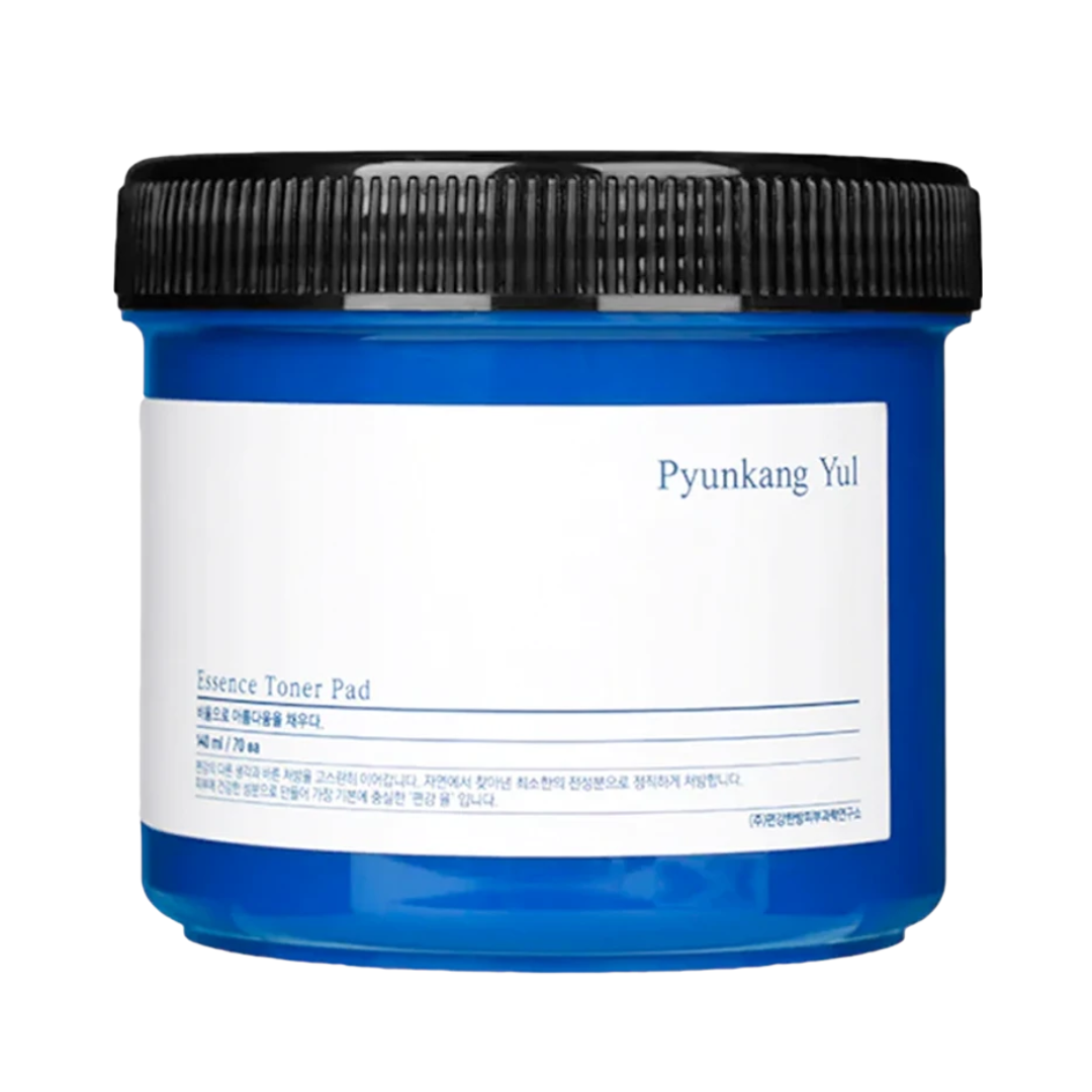 Blå beholder med sort låg, hvid etiket med teksten "Pyunkang Yul" og "Essence Toner Pad".