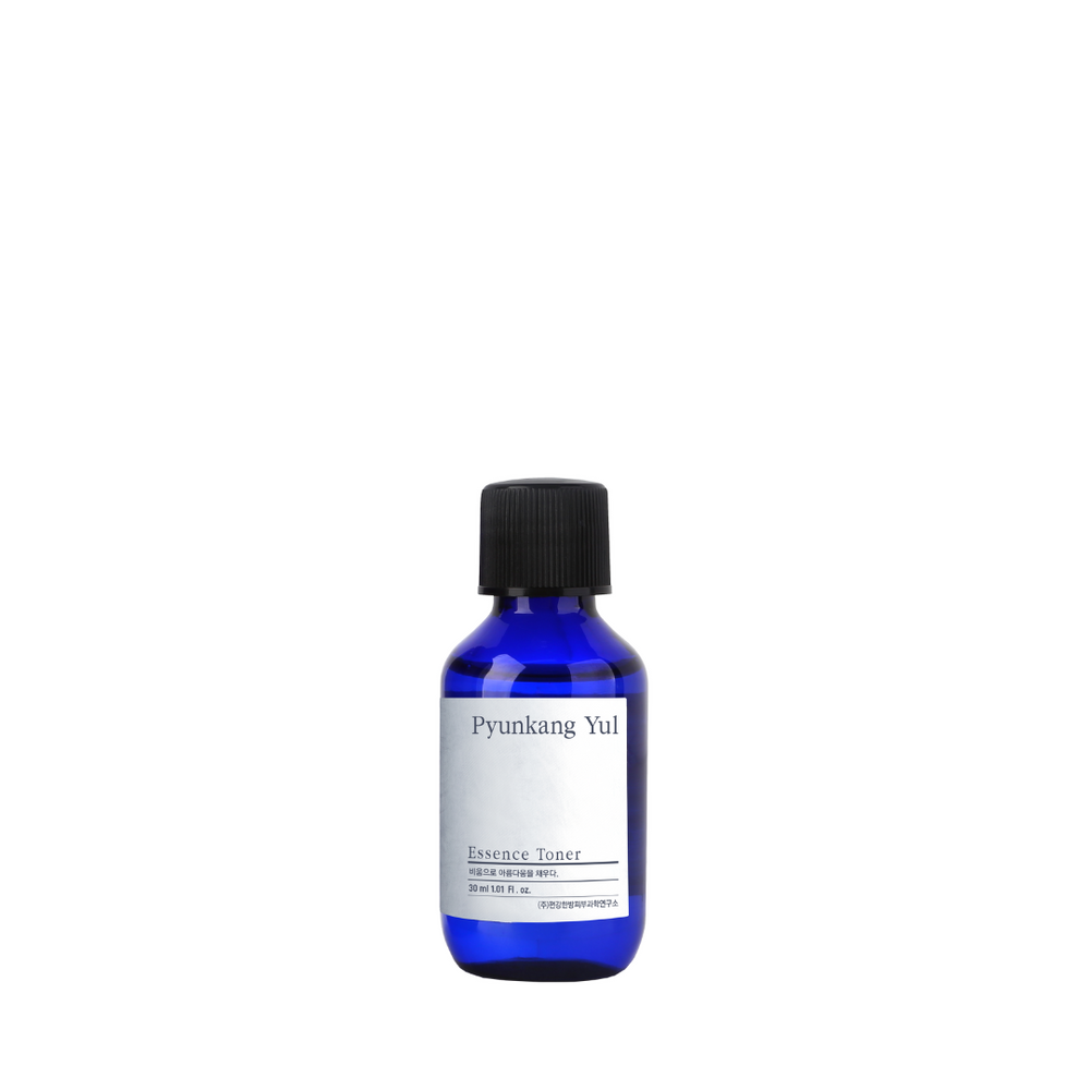 Blå flaske med sort låg, mærket "Pyunkang Yul" og "Essence Toner", 30 ml.