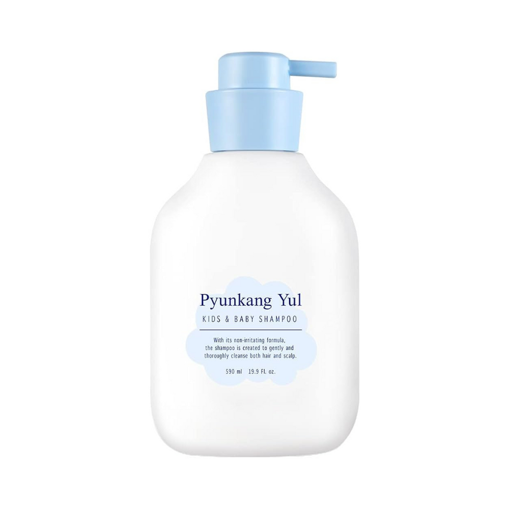 Hvid flaske med blå pumpe, mærket "Pyunkang Yul Kids & Baby Shampoo" på forsiden.