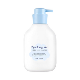 Hvid flaske med blå pumpe, mærket "Pyunkang Yul Kids & Baby Shampoo" på forsiden.