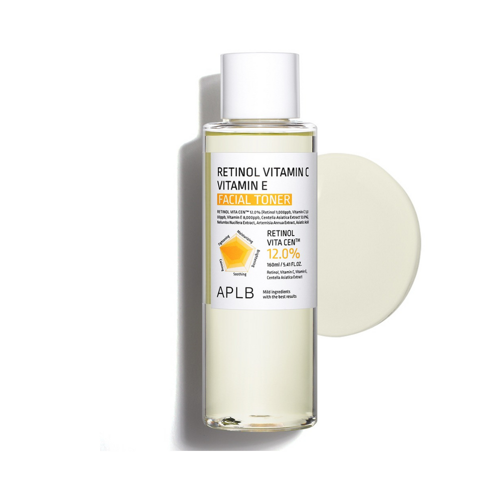 Klar flaske med etikette "Retinol Vitamin C Vitamin E Facial Toner", sort og gul tekst.