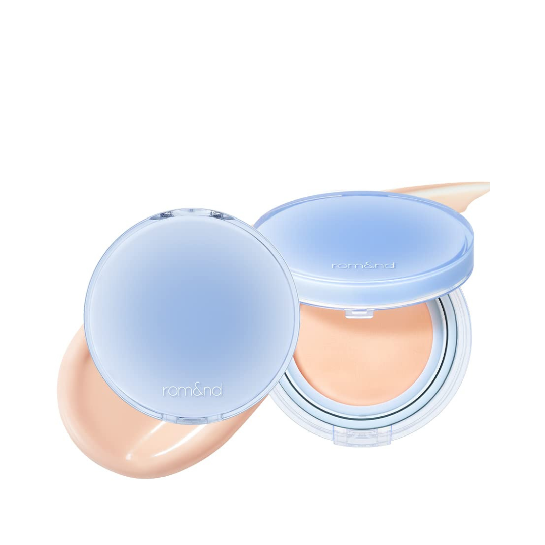 Blå kompakt med makeup og cremet indhold, både lukket og åbnet, på lys baggrund.