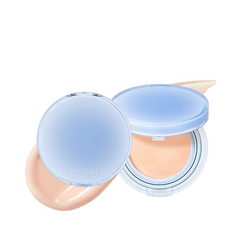 Blå kompakt med makeup og cremet indhold, både lukket og åbnet, på lys baggrund.