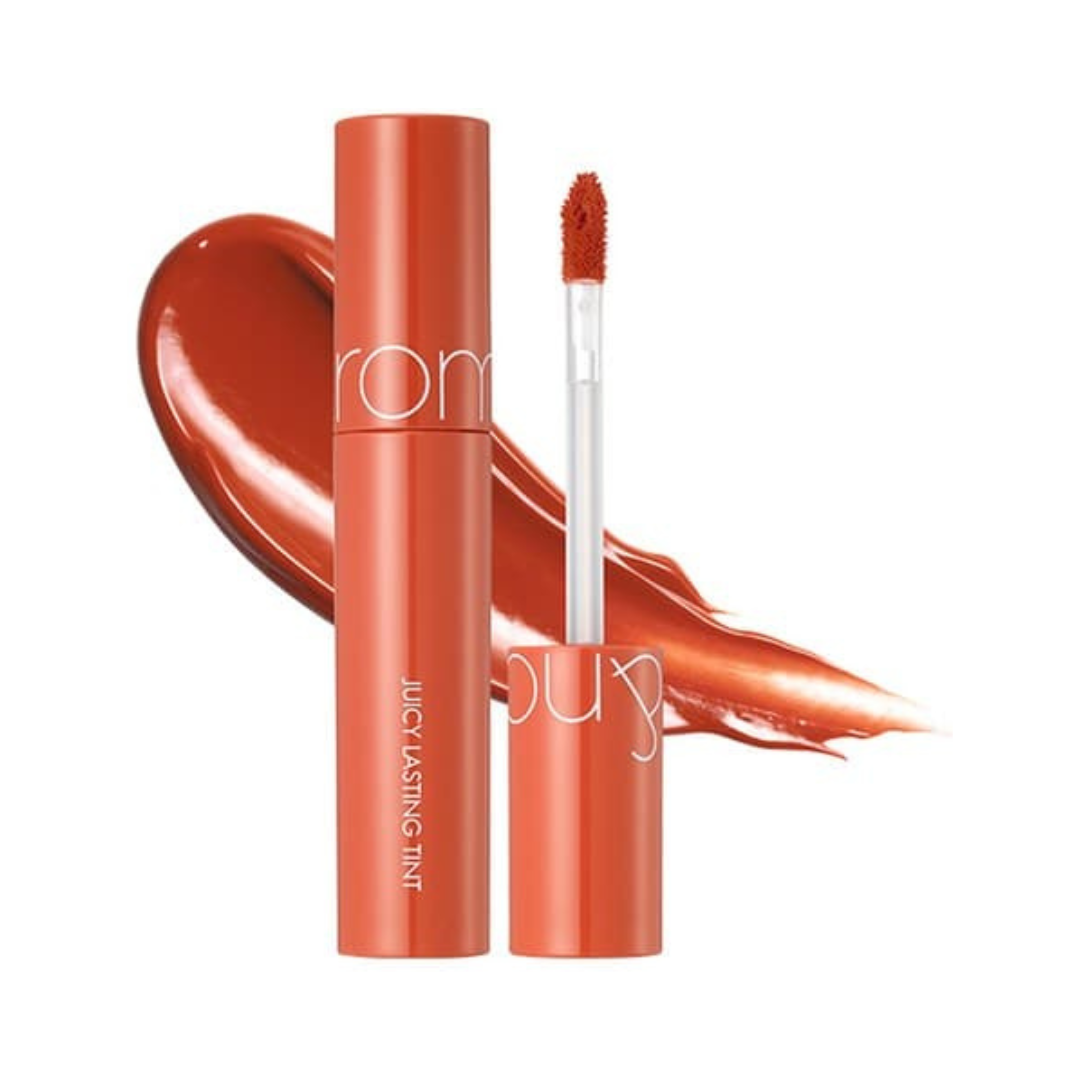 Rom&nd Juicy Lasting Tint #08 Apple Brown med applikator og rødbrun farvesmear i baggrunden.