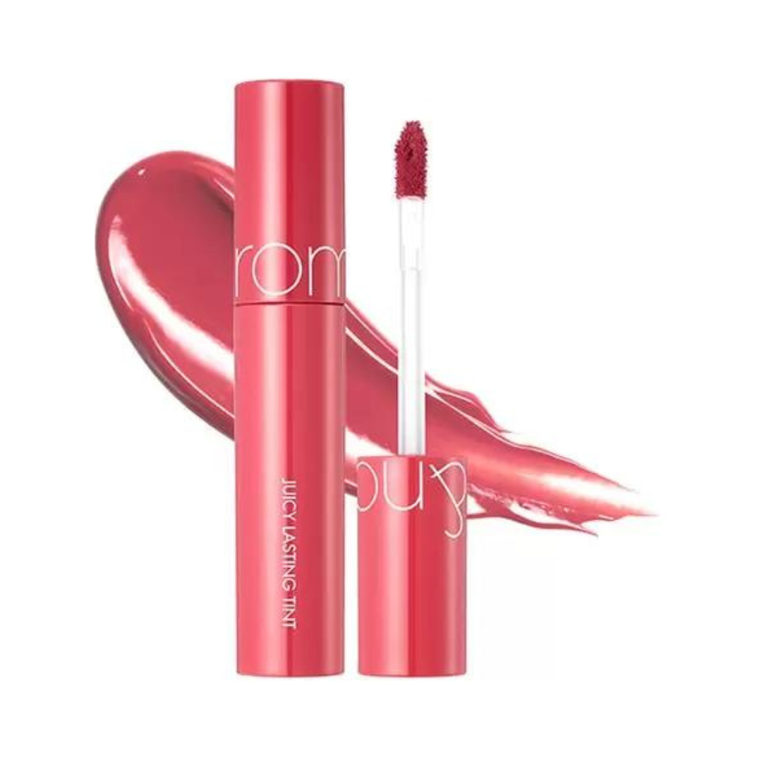 Rom&nd Juicy Lasting Tint i koral. Åben tube med applikator og koralfarvet smudge baggrund.