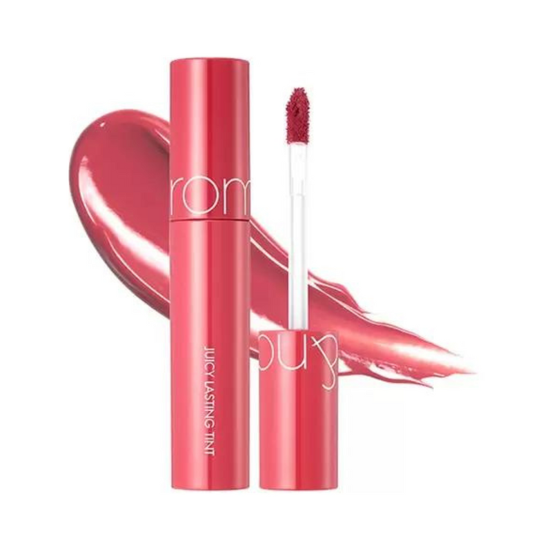 Rom&nd Juicy Lasting Tint i koral. Åben tube med applikator og koralfarvet smudge baggrund.