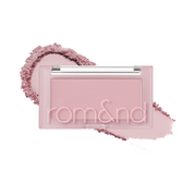 Rektangulær blush i blød rosa nuance fra Rom&nd, med lidt løst pulver omkring.