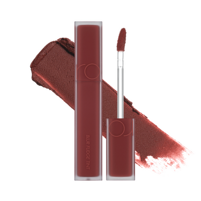 Rom&nd Blur Fudge Tint #04 Radwood med applikator og farveprøve i rødbrun nuance.