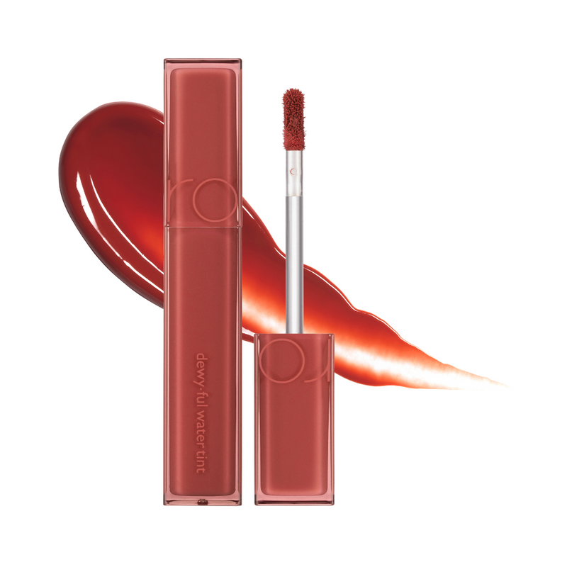 Rom&nd lip tint #04 Chili Up, rektangulær emballage, applikator og chili rød farvestribe bagved.